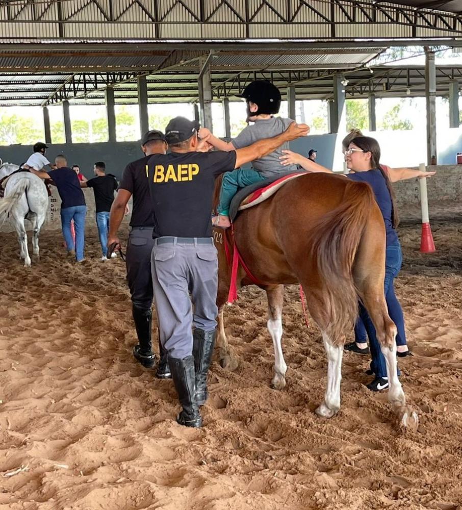 Atividades da equoterapia no destacamento de cavalaria na sede do 8º Baep, em Prudente, foram retomadas nesta segunda