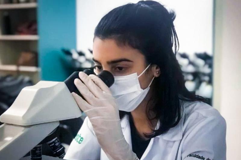 Aluna do 5º termo de Medicina em Guarujá, Ellen Thalita Cordeiro teve acesso ao curso por meio do programa de financiamento estudantil