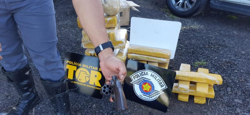 Policiais localizaram três caixas grandes contendo 97 tabletes de maconha, três tabletes de skank e um revólver calibre 38
