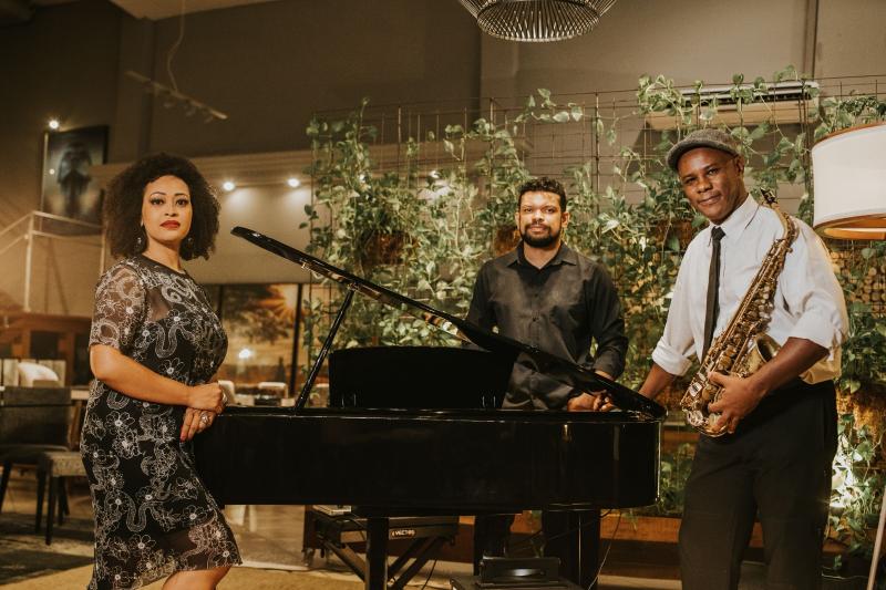 Projeto Black Piano, composto por Déborah Matsu (voz) e Paulo Moreira (saxofone), realiza primeiro show na capital paulista