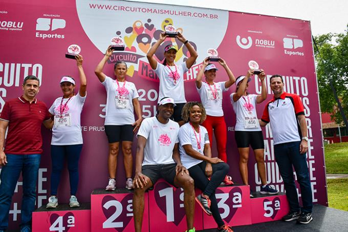 Premiação dos cinco primeiros lugares da corrida 5 km