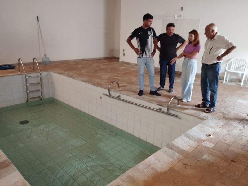 Prefeito Duca Bonilha acompanhado pelos responsáveis das equipes de Obras, Esportes e Fundo Social de Solidariedade, visitou o local e a piscina que deve receber reparos