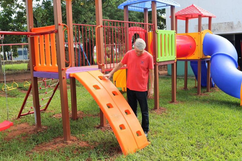 Prefeito de Rancharia, Marcos Slobodticov (União Brasil), conferindo os primeiros playgrounds instalados em algumas escolas