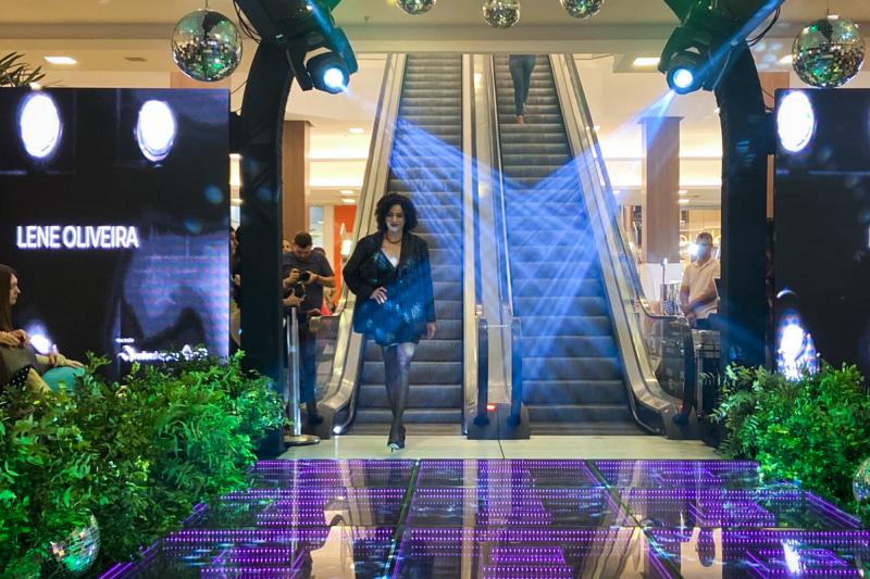 Desfile para ressaltar a beleza feminina chamou a atenção de quem passeava no Prudenshopping 