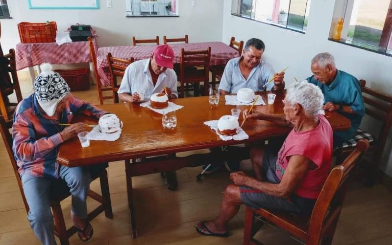 Moradores do Lar de Idosos Kansaku Kikuchi, em Mirante, fazem aulas de pintura em vaso e plantio de hortaliças