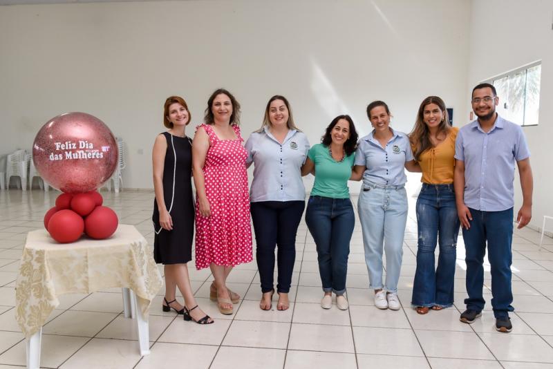 Estiveram presentes a psicóloga, Iara Pessoto; a assistente social, Sandra Benvenuto; a colaboradora do Sebrae Aqui – Anhumas, Valeria Ramineli; a palestrante do Sebrae, Andrea; a vice-prefeita, Iara Ricci; a primeira-dama, Érica de Sá; e o assessor da Assistência Social, Francisco Rogério Lacerda