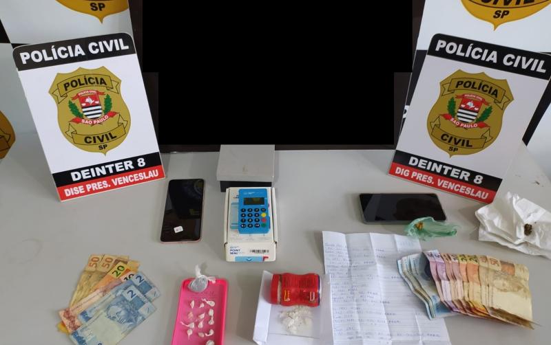 Policiais apreenderam pedras de crack, porção de maconha, celular, máquinas de pagamento por cartão e dinheiro