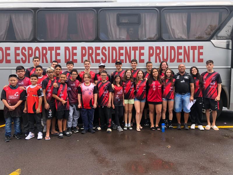 Equipe de natação do Colégio Criarte/Pruden Aço/Semepp embarcou na tarde de hoje para Votuporanga