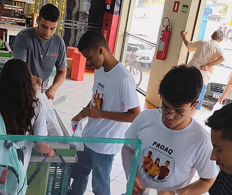 Jovens do Programa Aprendiz de Quatá que trabalham no comércio local