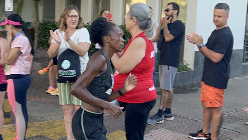 Angolana Felismina Vendohali Tichihanda Cavela da Silva, que venceu a prova feminina dos 21k com o tempo de 01h18min57s