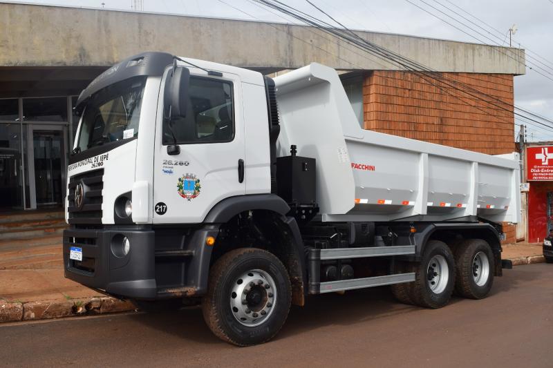 Novo caminhão-caçamba basculante foi adquirido através de emenda parlamentar e recursos próprios da Prefeitura de Iepê