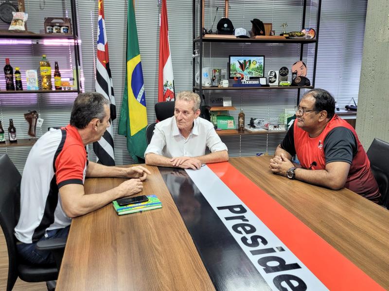 Ed Thomas recebeu o diretor técnico regional de esportes, Marcos Borba, e o vereador Professor Negativo