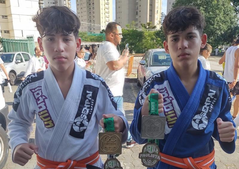 Os gêmeos com suas medalhas de bronze