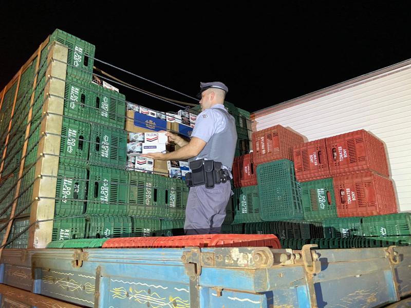 Carga de cigarros contrabandeados estava escondida sob caixas vazias na carroceria do veículo 
