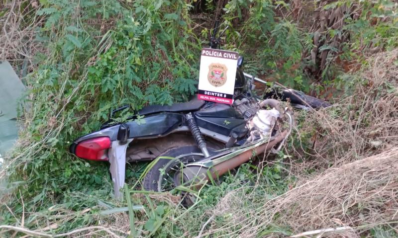Motocicleta estava escondida em área de mata próxima à margem do Rio Paraná, em Panorama