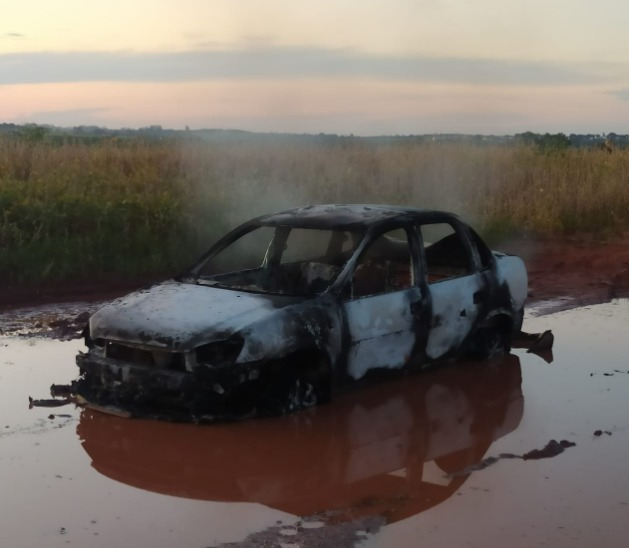 Veículo da vítima, um GM/Corsa, foi encontrado incendiado em meio a uma plantação de soja na zona rural de Regente Feijó