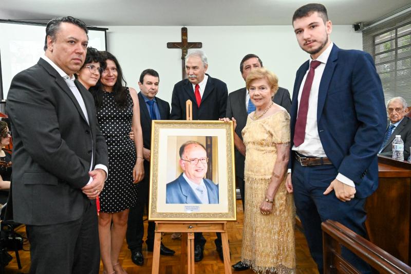 Família Tâmbara no descerramento do retrato do desembargador Luiz Elias Tâmbara, que será afixado no átrio do prédio