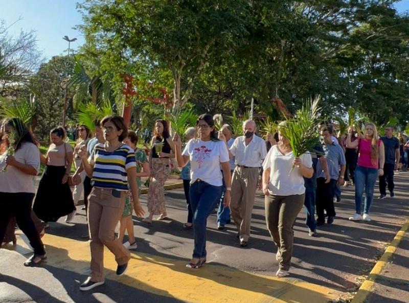 Fiéis da Nossa Senhora Mãe da Igreja na celebração do Domingo de Ramos