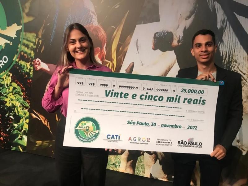 Coordenadora de Agricultura e Pecuária, Daniele Perreti Marchi, e chefe de gabinete de Emilianópolis, Raphael Fernando Lopes, receberam a premiação