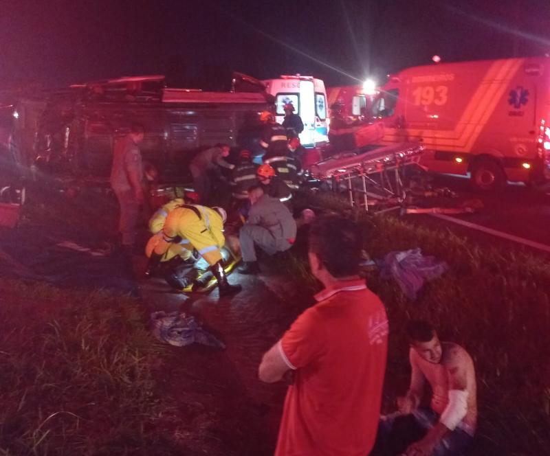 Após acidente, vítimas foram socorridas pelo Corpo de Bombeiros e por unidades da concessionária Eixo-SP