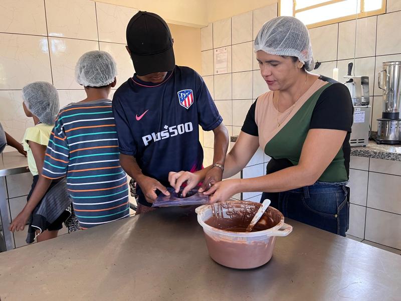 Primeira-dama de Narandiba, Eliana Barbosa, ajuda adolescente na produção do ovo de chocolate