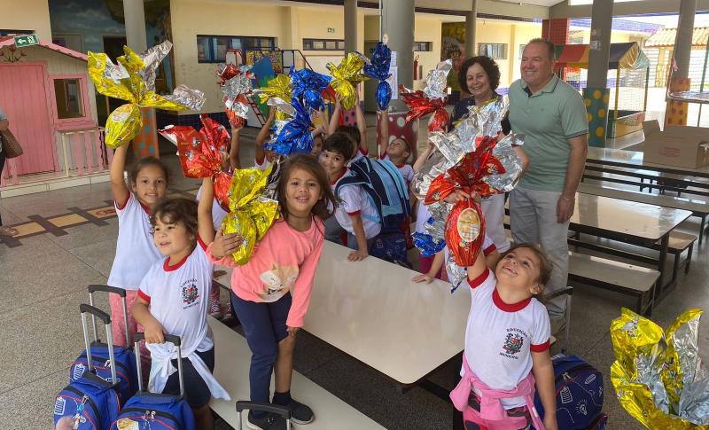 Cerca de 460 alunos de creche e escola de Emilianópolis receberam ovos de chocolate para comemorar a Páscoa