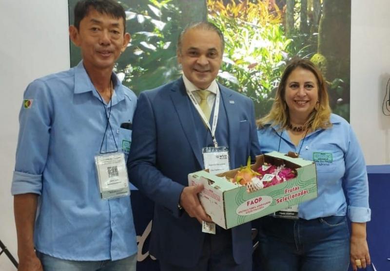 Grupo Suzuki, representado pelos proprietários Fred e Cris, participou da maior feira internacional WTM Latin America e entregou ao secretário de Turismo do Estado de São Paulo, Roberto de Lucena, as famosas pitayas, que fazem parte da Rota das Frutas Exóticas de Narandiba