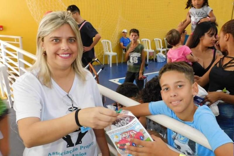 Roberta, em uma das ações realizadas pelo projeto, no Dia das Crianças