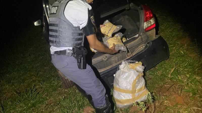 Durante vistoria no interior do veículo, policiais encontraram, no porta-malas, 36 pacotes de skunk, que totalizaram 28,650 kg