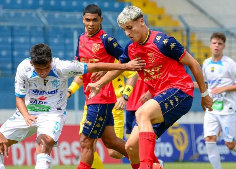 Às 11h deste sábado, os caracarazinhos Sub-17 jogam contra a Santacruzense 