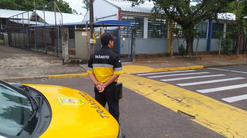 Agentes de trânsito da Semob começaram a colaborar com supervisão no entorno de escolas