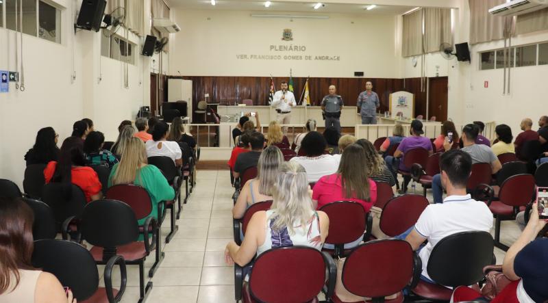 Reunião com autoridades policiais e gestores de educação em Pirapozinho