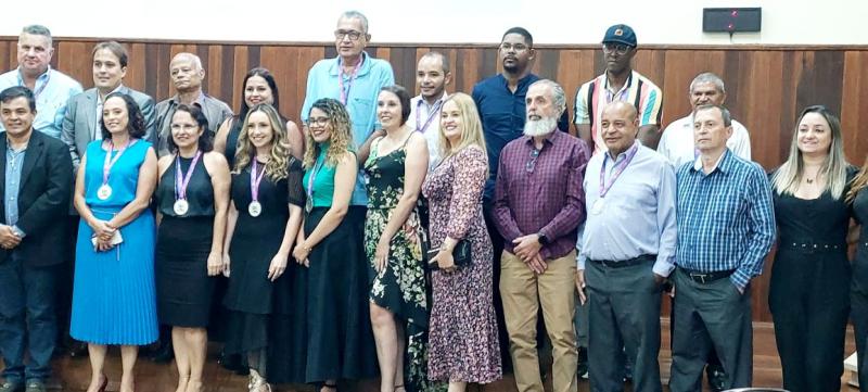 Sessão extraordinária contou com a presença dos homenageados, representantes de entidades e convidados que lotaram o auditório da Câmara Municipal de Pirapozinho