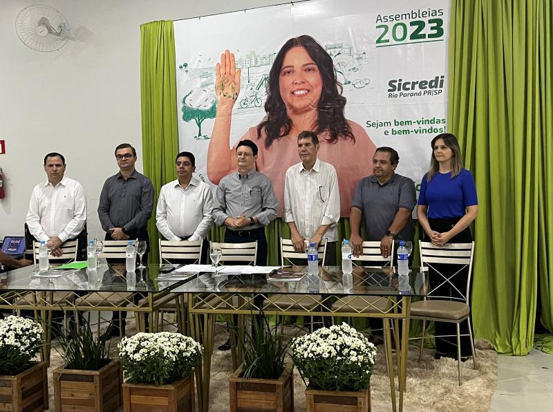 Mesa composta para a assembleia geral ordinária da Sicredi Rio Paraná: o gerente regional de desenvolvimento de São Paulo, José Dardosse, o diretor de operações, Bruno Gasparetti, o diretor executivo, Vanderlei Oliveira, presidente da Sicredi Rio Paraná, Jorge Guedes, o vice-presidente, Carlos Roberto Muniz Caires, o conselheiro de Administração, Amauri Dias e a gerente regional de desenvolvimento do Paraná, Vanessa Gustowski