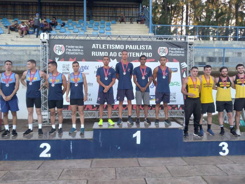 No pódio, os prudentinos no 1° lugar no Revezamento 4x100m