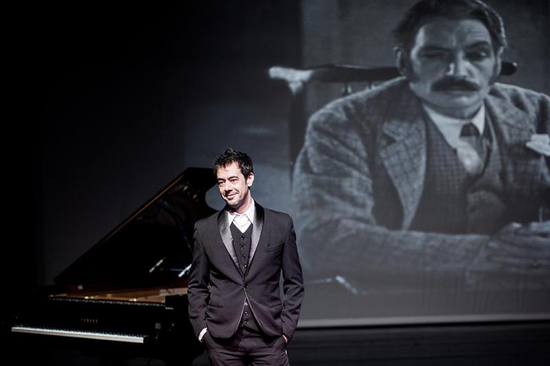 Tony Berchmans sonoriza com o piano, através da arte da improvisação e da técnica de sincronismo, a exibição do filme mudo “O homem mosca”