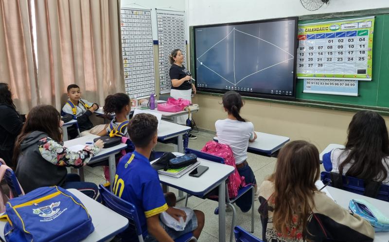 Conforme Prefeitura, intenção é disponibilizar lousas digirais a todas as escolas municipais