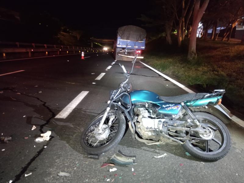 Acidente entre moto e caminhão ocorreu por volta das 19h desta terça, na Raposo Tavares, em Prudente