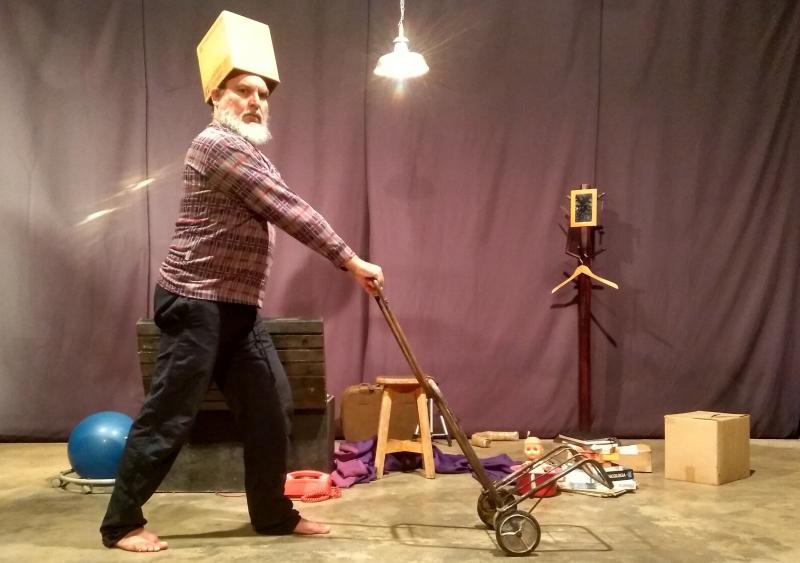 “Depósito” é um convite à experimentação, o jogo de improvisos e preparação do artista de teatro