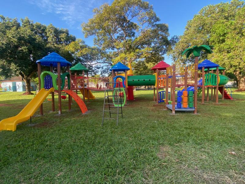 Prefeitura instala playgrounds em unidades escolares e áreas de lazer em Teodoro Sampaio e distrito de Planalto do Sul