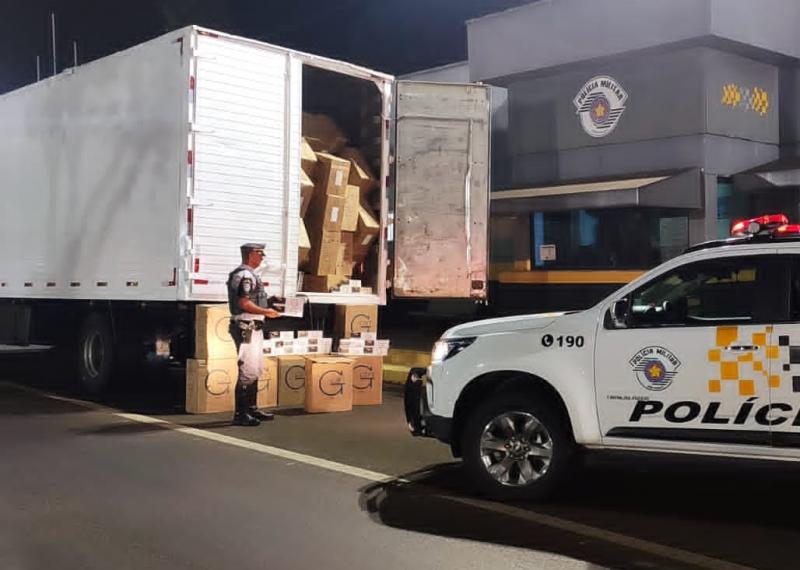 Equipe da Polícia Rodoviária abordou um caminhão-baú, com placas de Maringá, e encontrou 600 caixas de cigarros