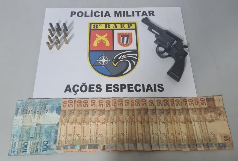 Suspeito foi abordado e, em sua posse, policiais encontraram R$ 1,7 mil em espécie e uma arma com 11 munições íntegras