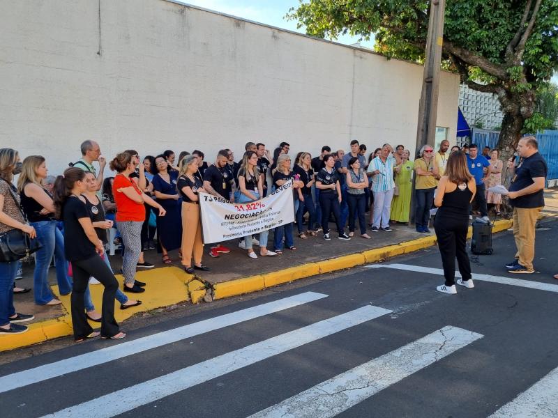 Paralisação foi pacífica na tarde desta sexta-feira, nas proximidades do Fórum