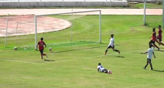 Num contra-ataque, Caue limpou o goleiro, o zagueiro e fez o gol da vitória por 2 a 1 do Sub-17 do Grêmio sobre o Araçatuba FC