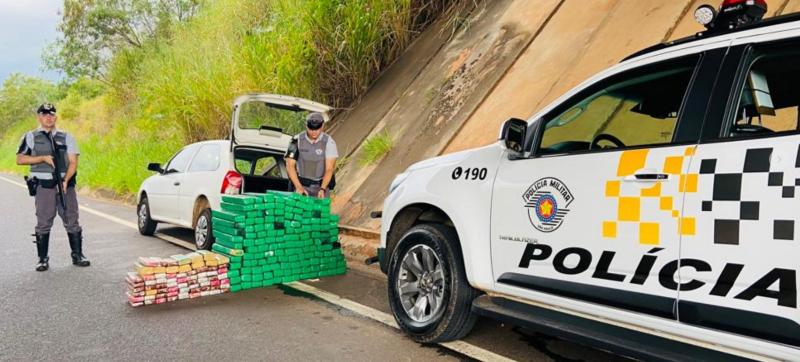 Droga era transportada em veículo do Estado de Santa Catarina, porém, estava com placas falsas do Paraná