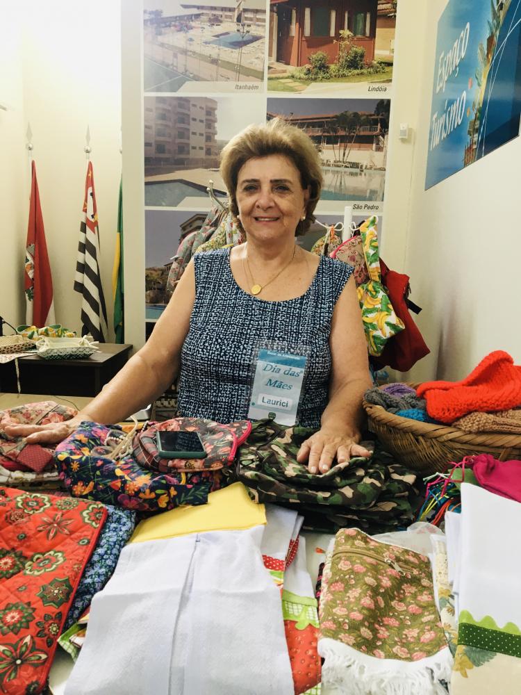 Bazar coloca à venda peças de artesanato para Dia das Mães