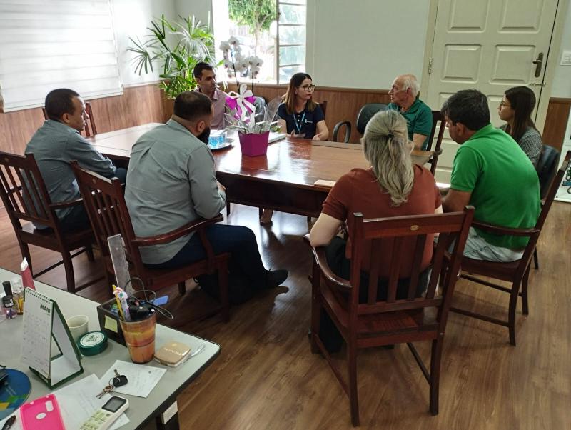 Reunião entre equipe da Energisa e Prefeitura de Santo Anastácio define implantação de totem de autoatendimento na cidade