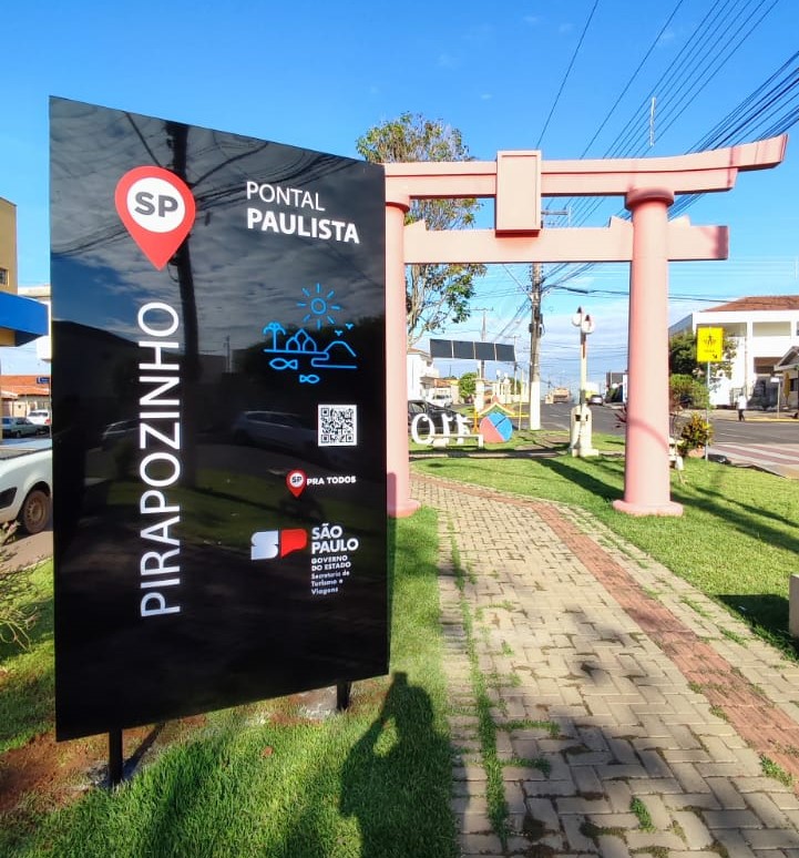 Totem do Programa de Sinalização Turística do Estado de São Paulo está instalado na Praça 110 Anos de Imigração Japonesa