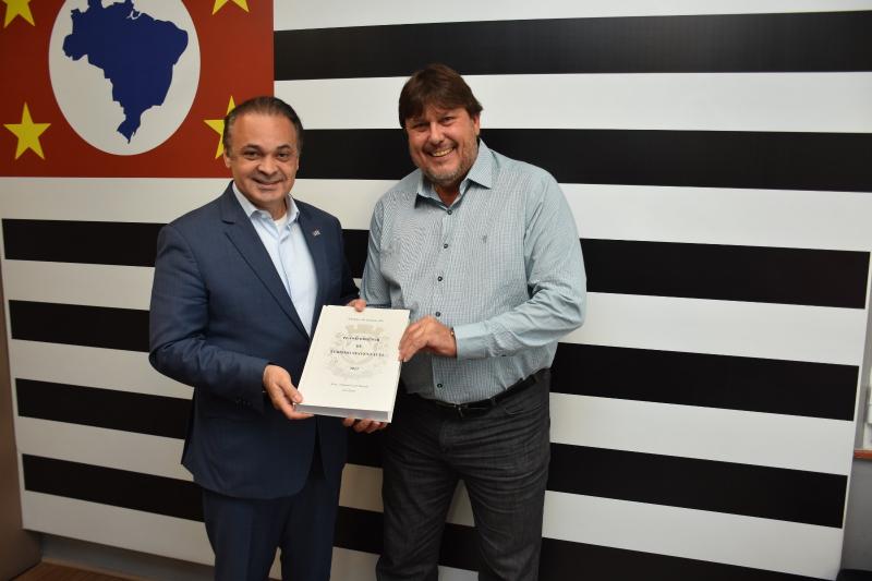 O secretário de Estado de Turismo e Viagem Roberto de Lucena com o prefeito de Anhumas, Adailton César Menossi