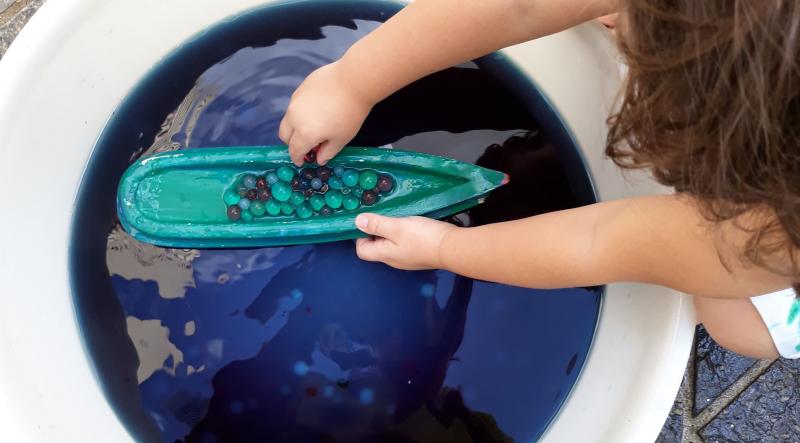 Instalação estimula a curiosidade de crianças sobre as diferentes formas da água